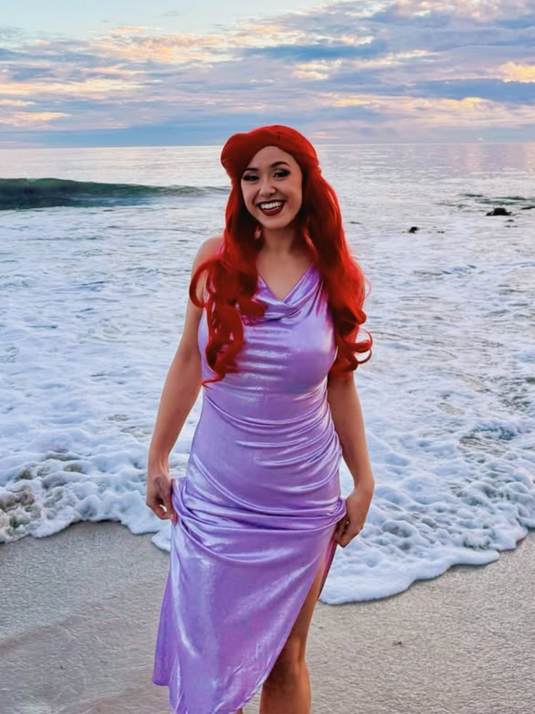 Robe lavande col bénitier avec fente haute luminosité nacrée des années 1960