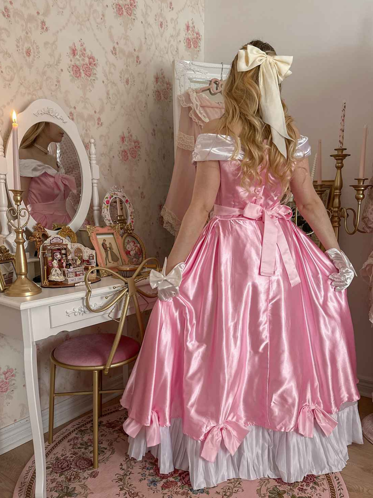 Robe rose à épaules dénudées plissée et ornée d'un nœud en satin années 50
