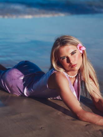 Robe lavande col bénitier avec fente haute luminosité nacrée des années 1960