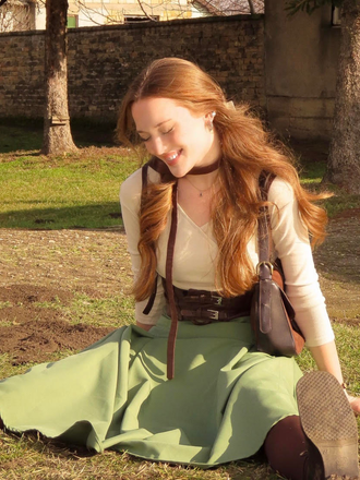 Robe plissée beige et verte en maille épaules dénudées années 50