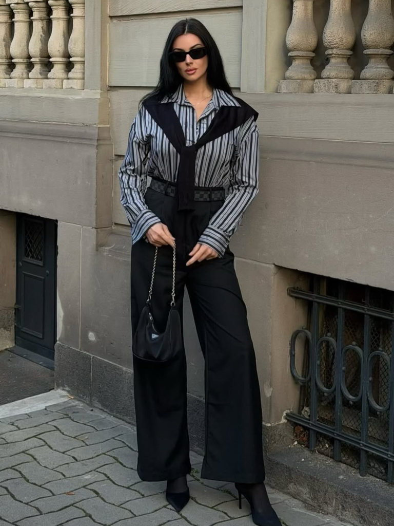 Combinaison noire à rayures et col chemise des années 40 avec cape