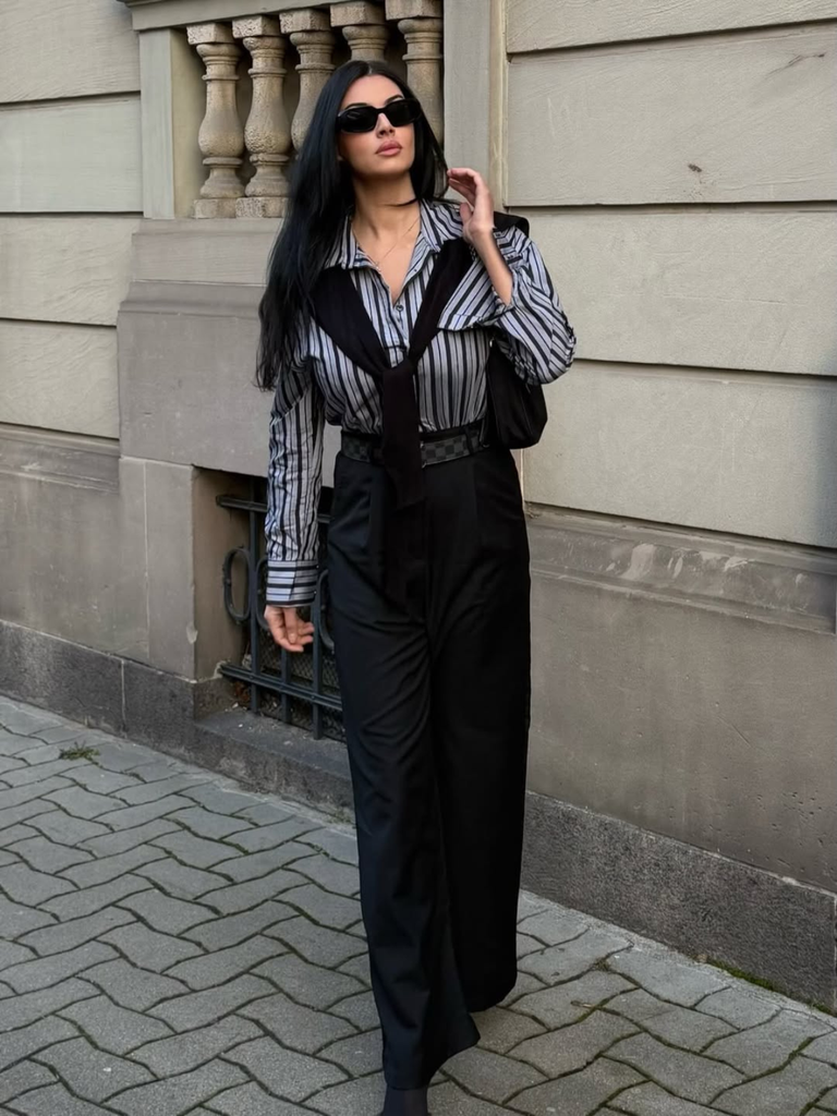 Combinaison noire à rayures et col chemise des années 40 avec cape