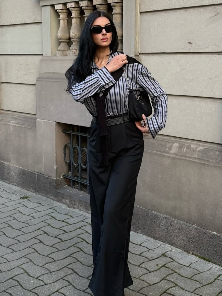 Combinaison noire à rayures et col chemise des années 40 avec cape