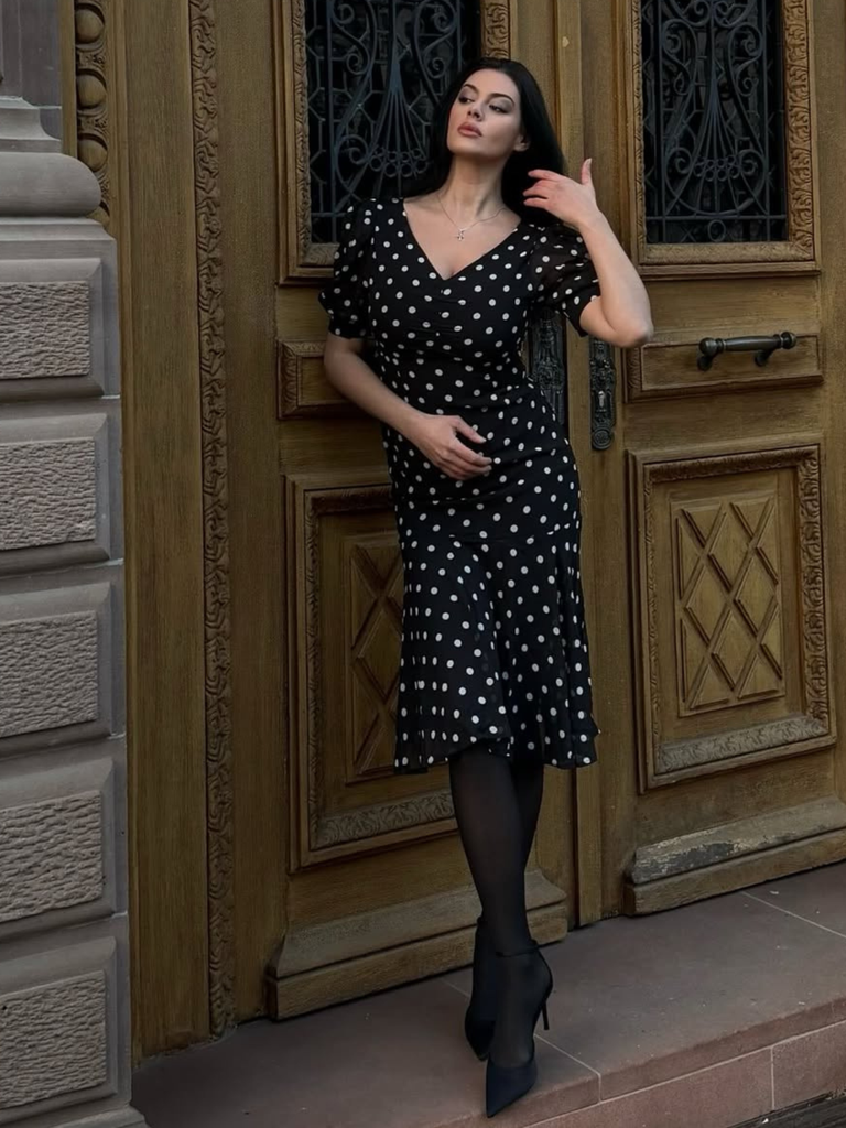 Robe sirène noire en mousseline à pois des années 1930