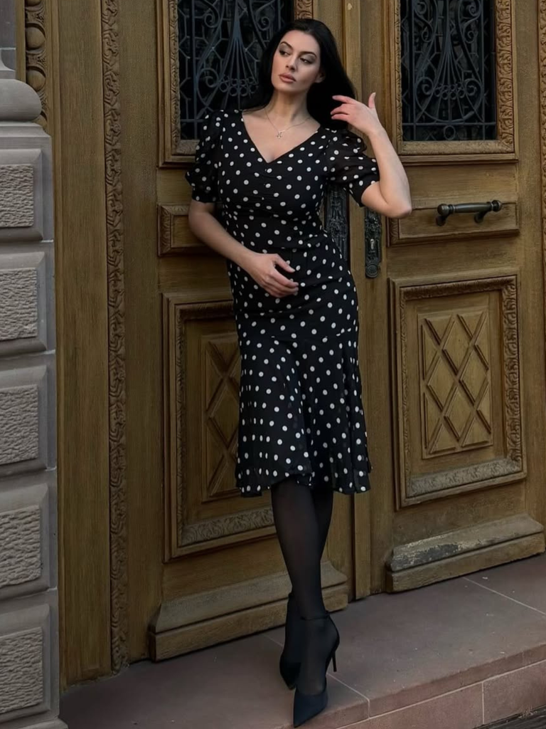 Robe sirène noire en mousseline à pois des années 1930