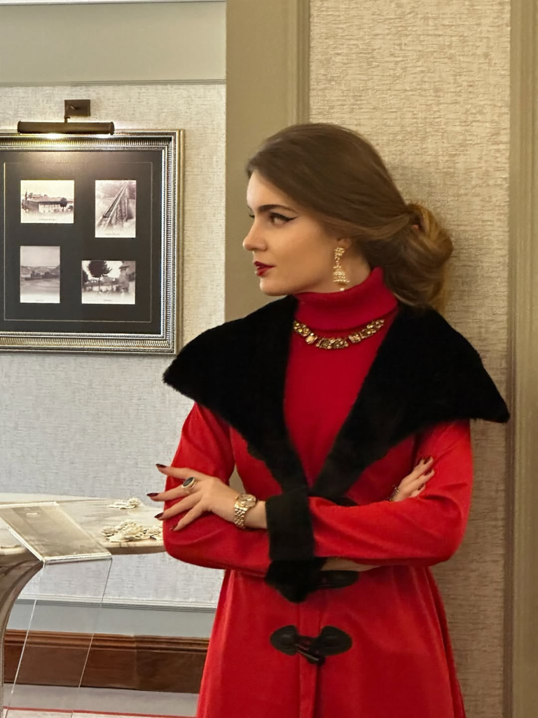 Manteau à col en fourrure rouge et noir des années 1950