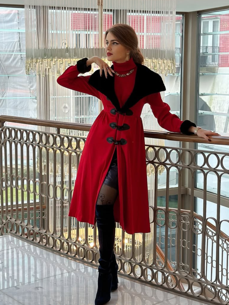 Manteau à col en fourrure rouge et noir des années 1950