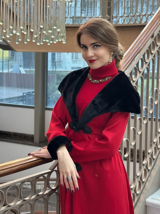 Manteau à col en fourrure rouge et noir des années 1950