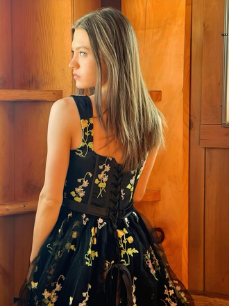 Robe courte en dentelle florale brodée années 1970