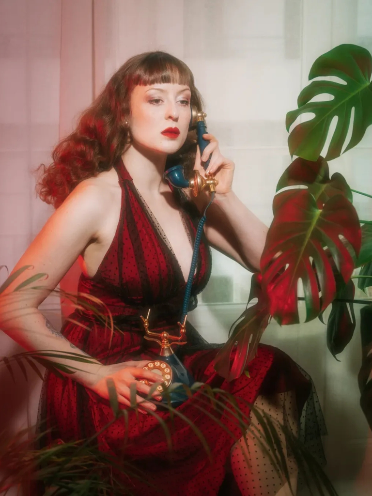 Robe trapèze rouge années 50 en maille à pois cocktail chic