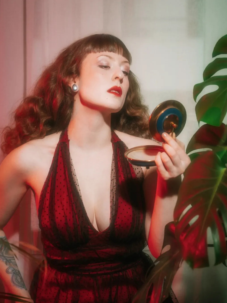 Robe trapèze rouge années 50 en maille à pois cocktail chic