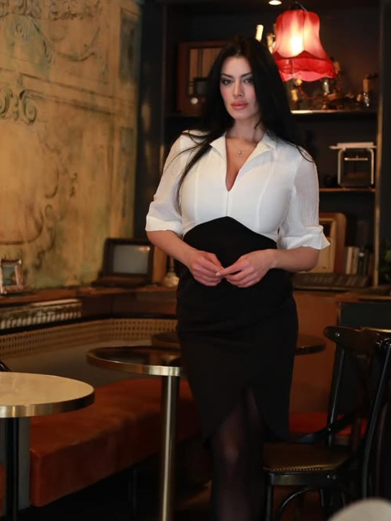 Robe moulante froncée à col cranté blanche et noire des années 1960