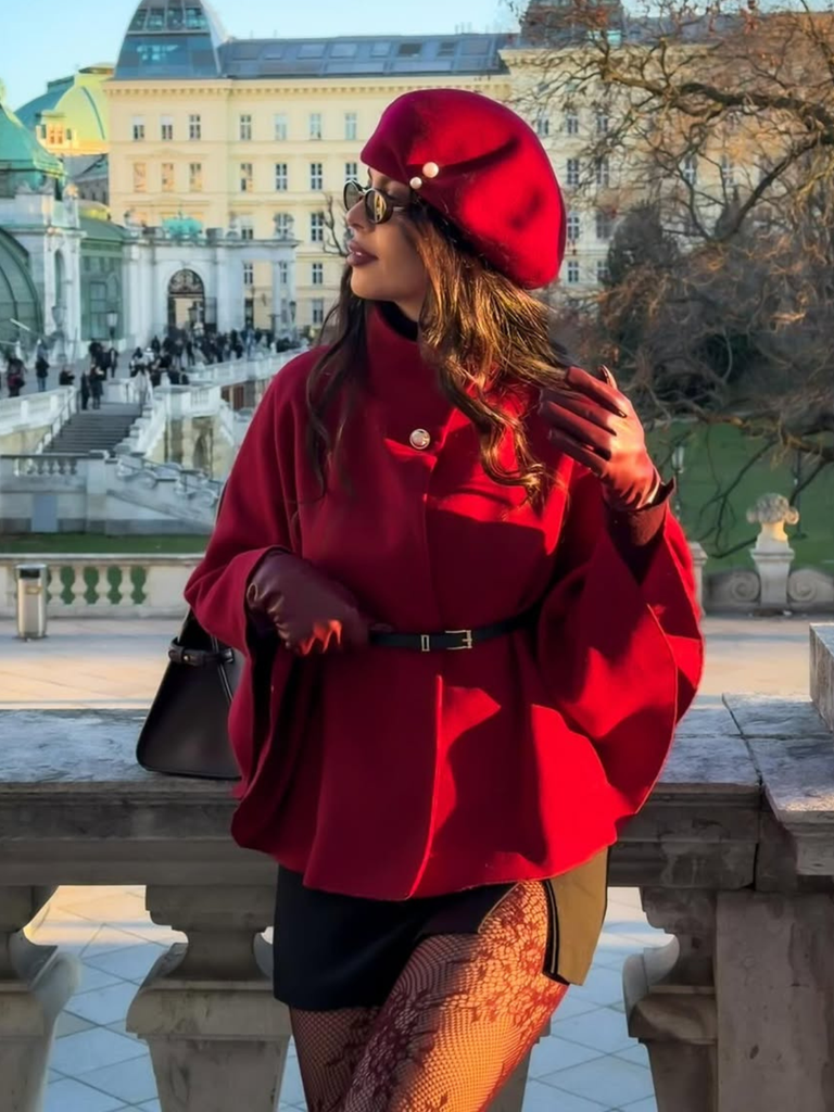 Manteau cape uni ceinturé rouge vin des années 1960