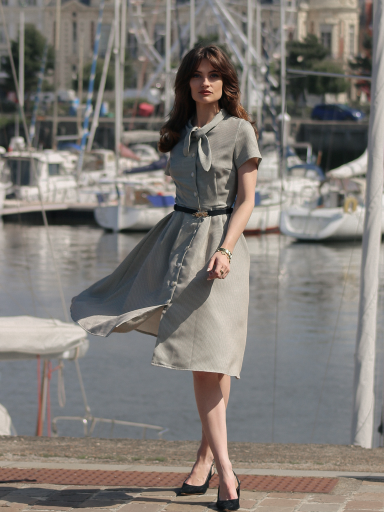 Robe à carreaux marron col à nœud papillon des années 40