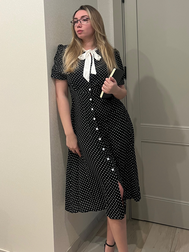 Robe noire à pois et col noué des années 40