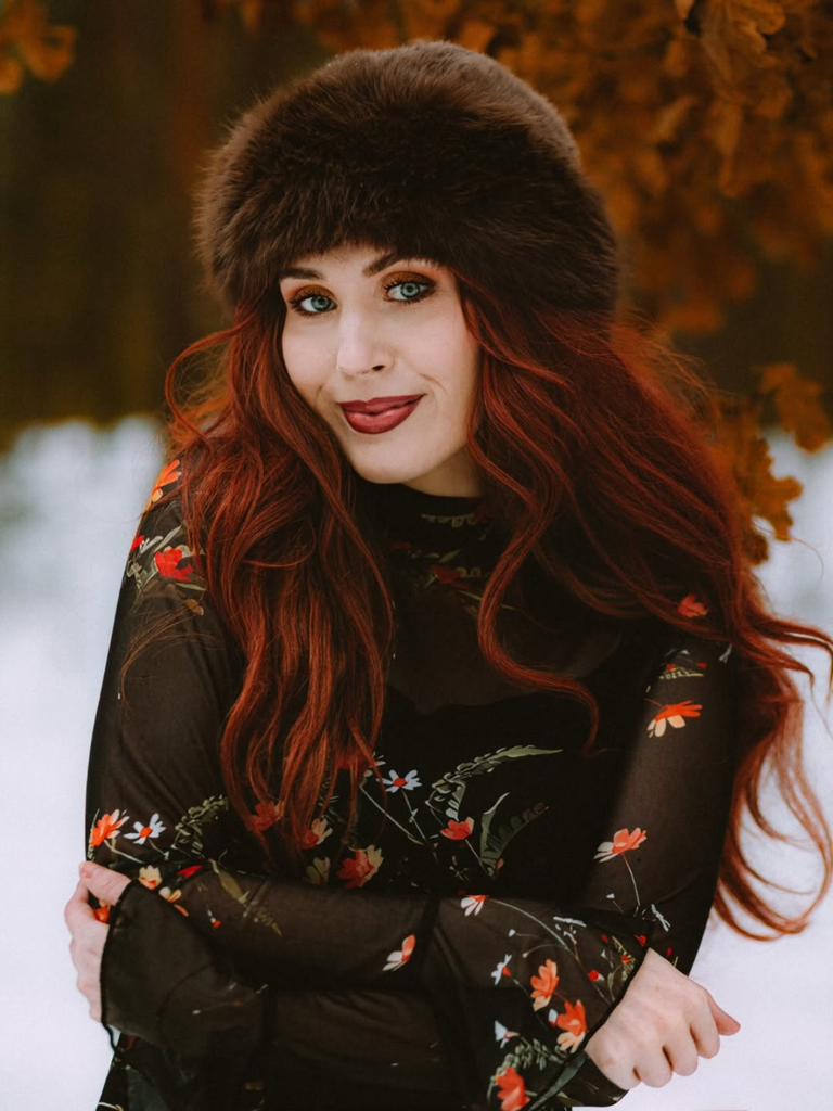 Robe longue noire fleurie à volants en maille années 1930