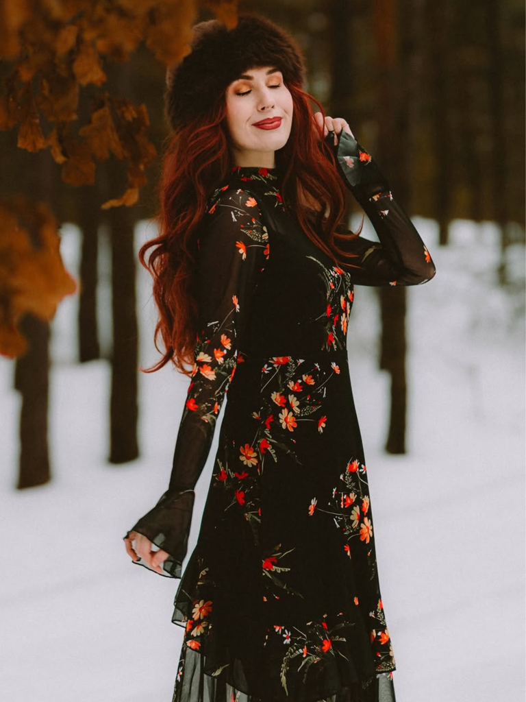 Robe longue noire fleurie à volants en maille années 1930