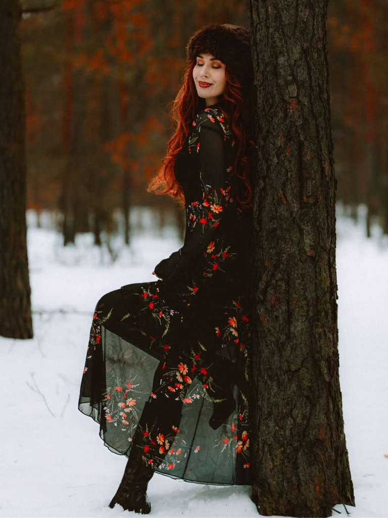 Robe longue noire fleurie à volants en maille années 1930