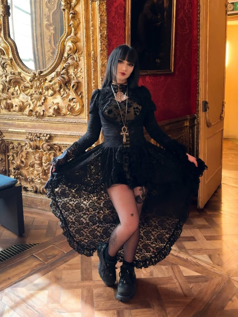 [Prévente] Robe victorienne noire en dentelle à manches gigot des années 1980