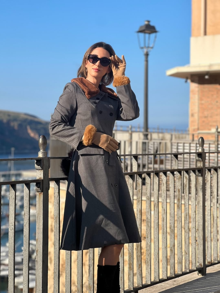 Manteau gris années 1950 en fausse fourrure à revers