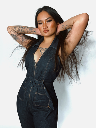 Combinaison bleue évasée en jean avec col années 1970