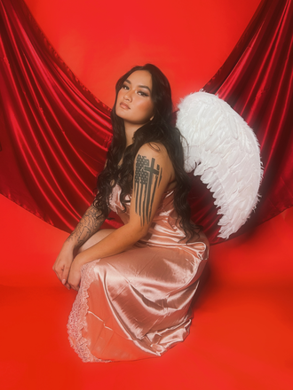 Chemise de nuit à bretelles en faux satin brodé des années 1930