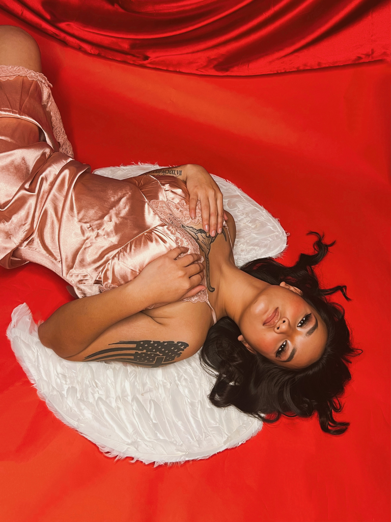 Chemise de nuit à bretelles en faux satin brodé des années 1930