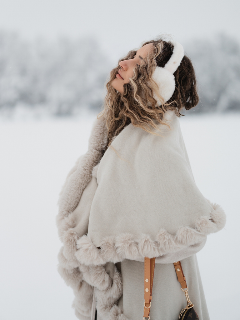 Cape châle double épaisseur avec col en fourrure des années 1950