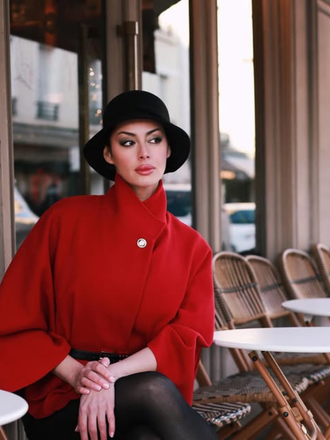 Manteau cape uni ceinturé rouge vin des années 1960