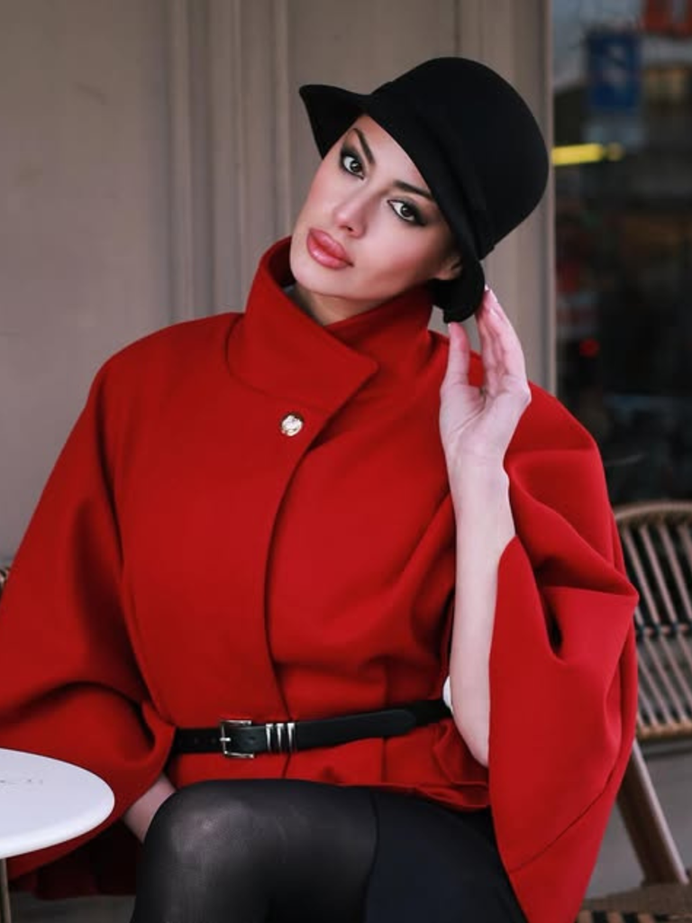 Manteau cape uni ceinturé rouge vin des années 1960