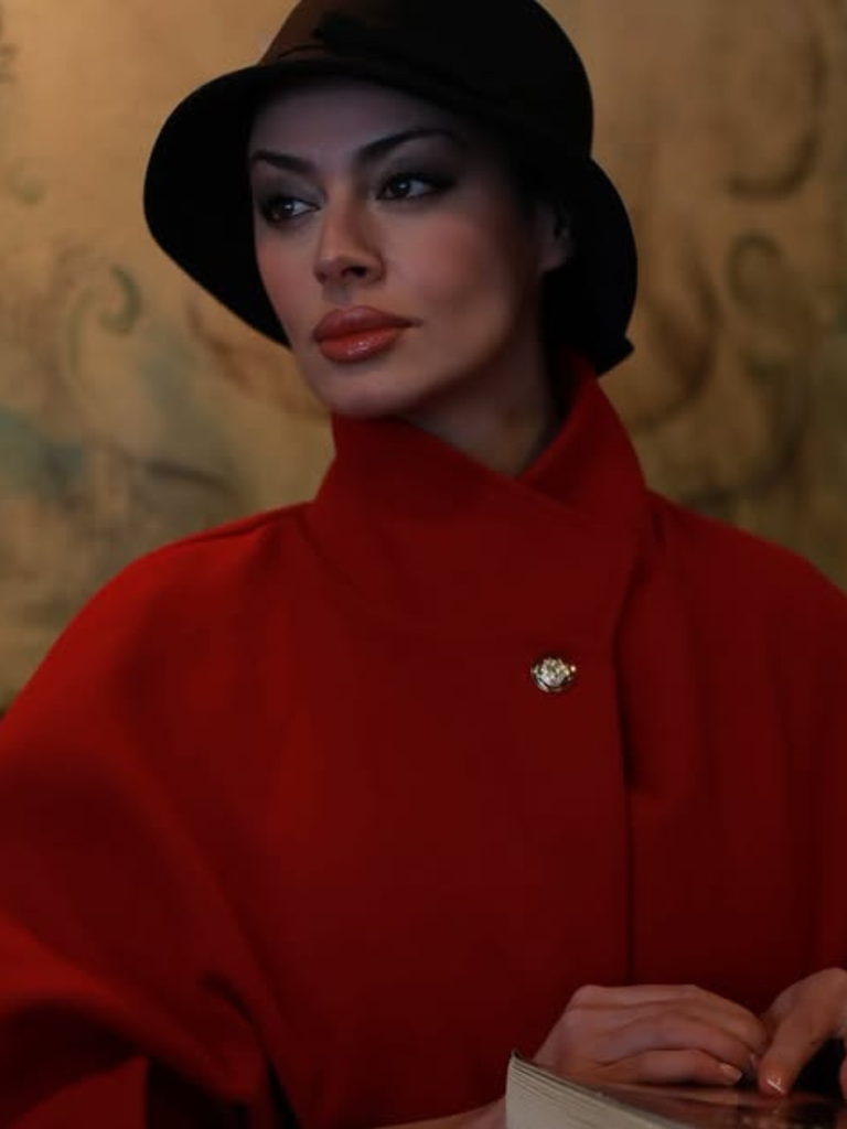 Manteau cape uni ceinturé rouge vin des années 1960