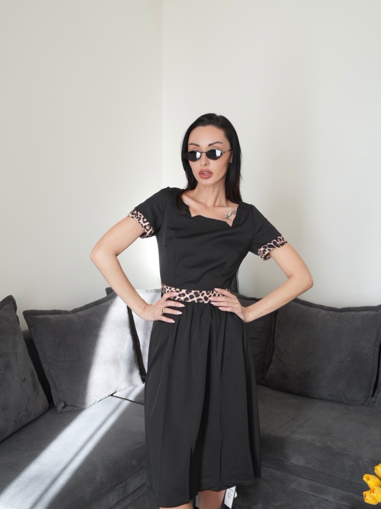 Robe noire patchwork léopard à col bateau des années 1950