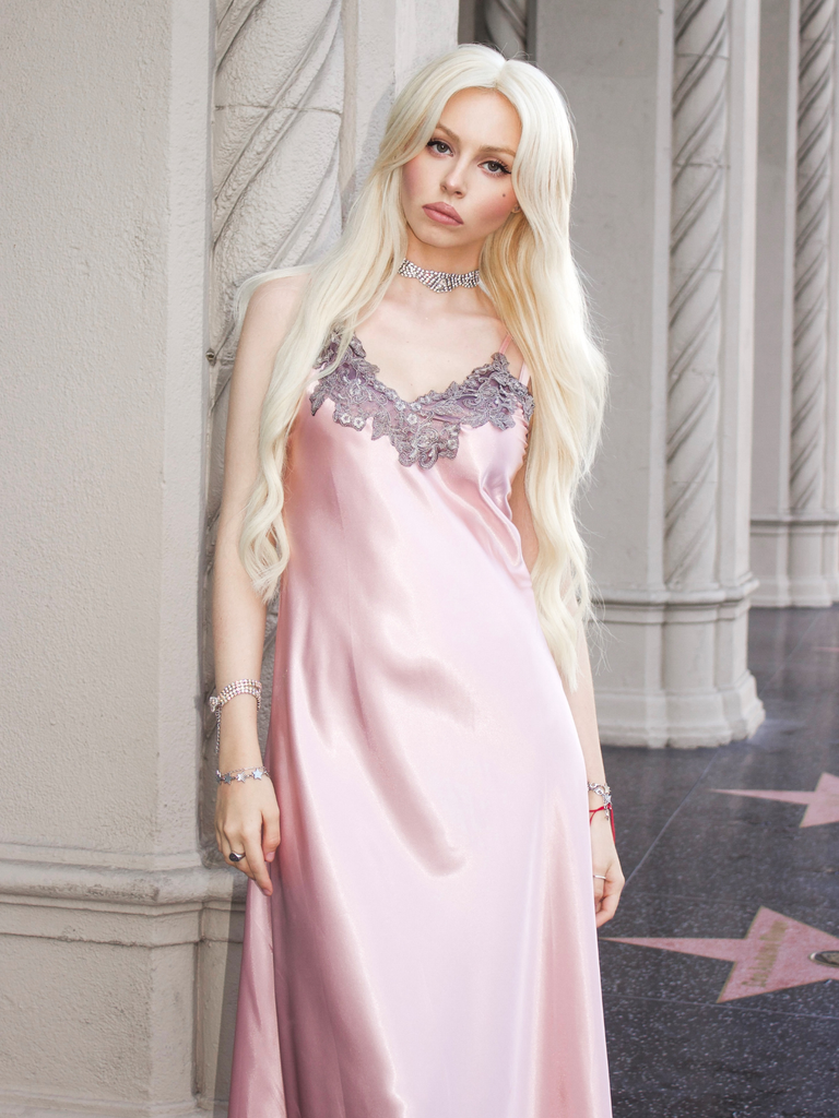 Chemise de nuit à bretelles en faux satin brodé des années 1930