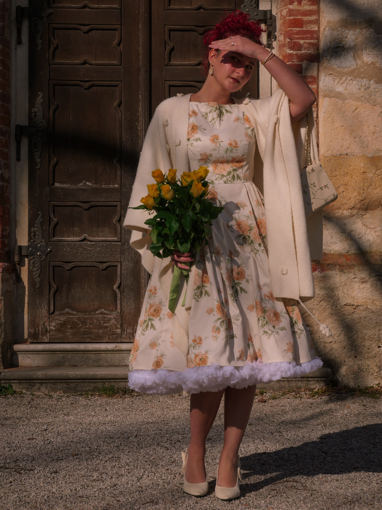 Robe jaune à fleurs antique col bateau ceinturée années 1950