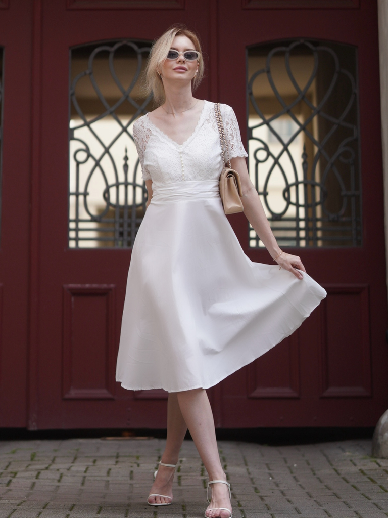 Robe blanche en patchwork de dentelle col V années 1940