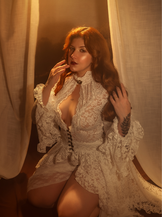 Robe victorienne blanche en dentelle à manches gigot des années 1980