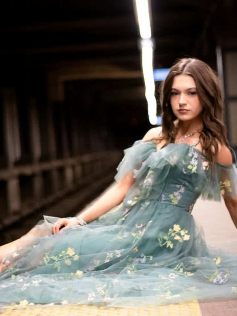 Robe fendue en tulle brodé de fleurs 1970s