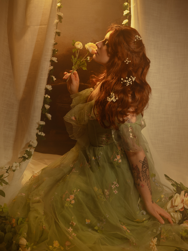 Robe verte fendue en tulle brodé de fleurs 1970s