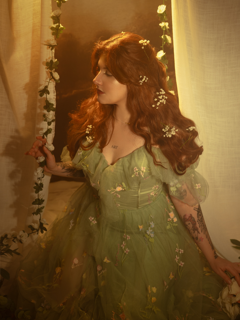 Robe verte fendue en tulle brodé de fleurs 1970s