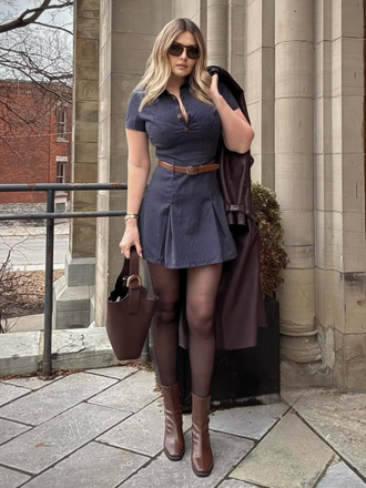 Robe chemise plissée à fines rayures bleues 1970s