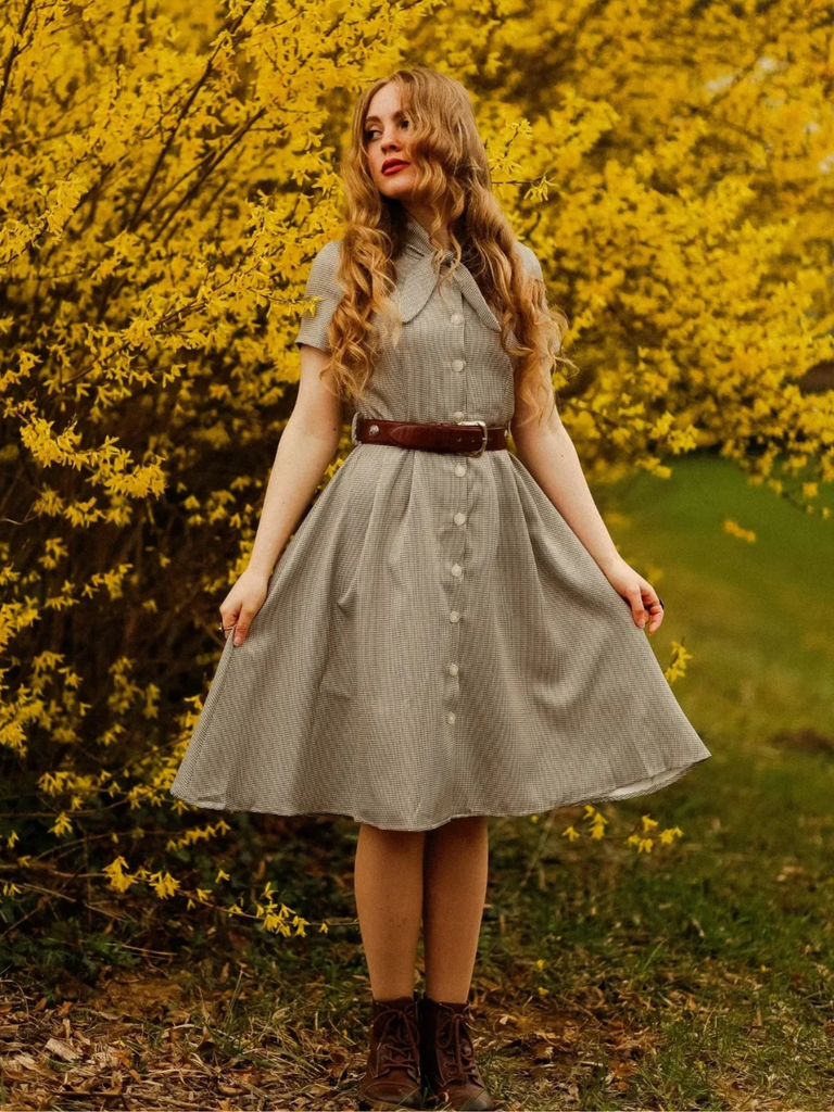 Robe à carreaux marron col à nœud papillon des années 40