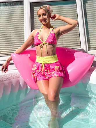 Ensemble bikini rose à imprimé floral à nouer sur le devant et à volants années 1960