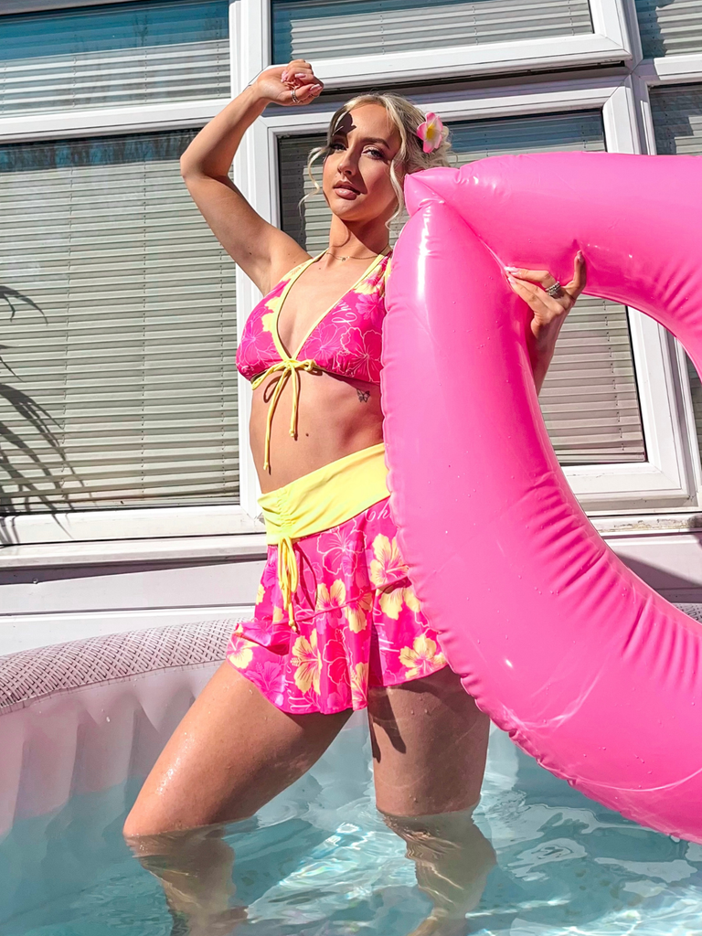Ensemble bikini rose à imprimé floral et à volants 1960s