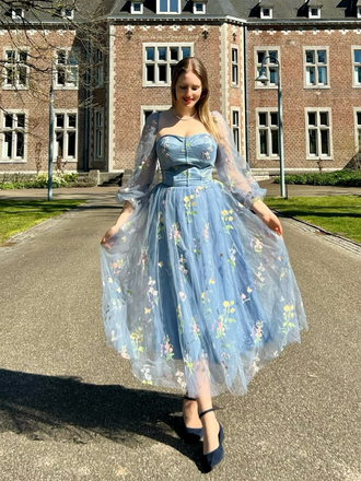 Robe longue à manches longues en maille brodée de fleurs bleues années 1930