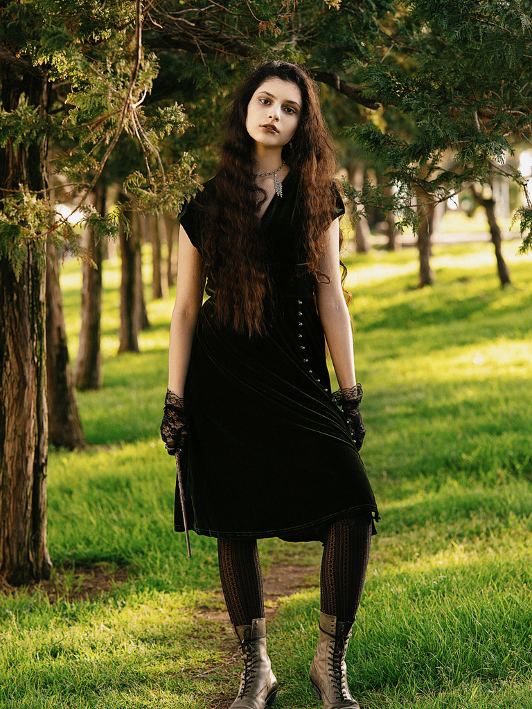 Robe verte en velours perlé à col en V des années 40
