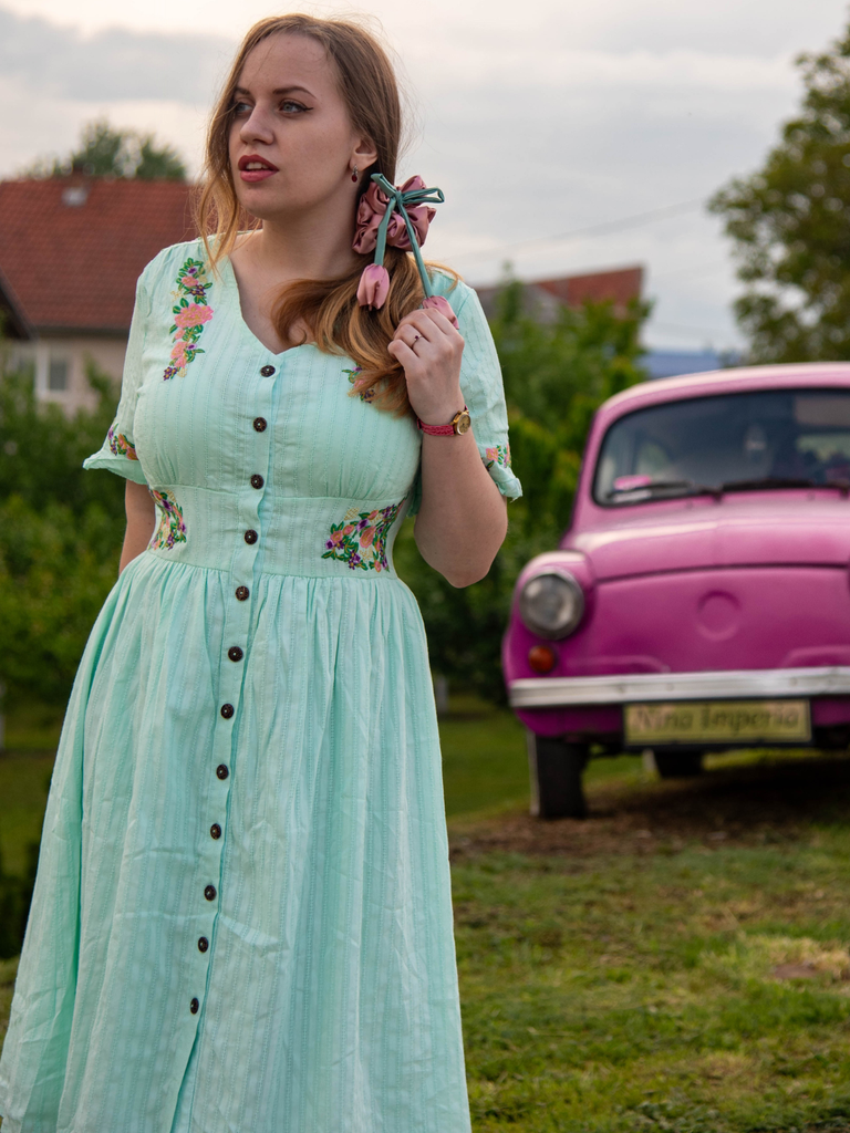 Robe fleurie brodée vert menthe à col en V en pur coton des années 40