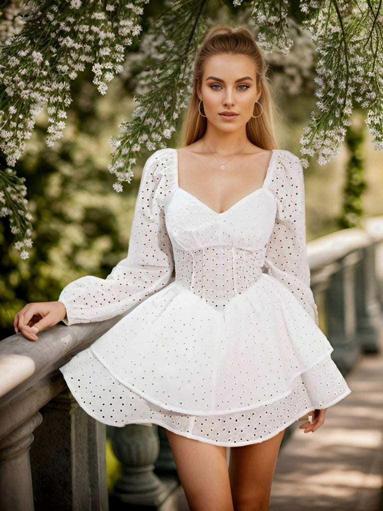 Robe unie noire à manches bouffantes des années 1960