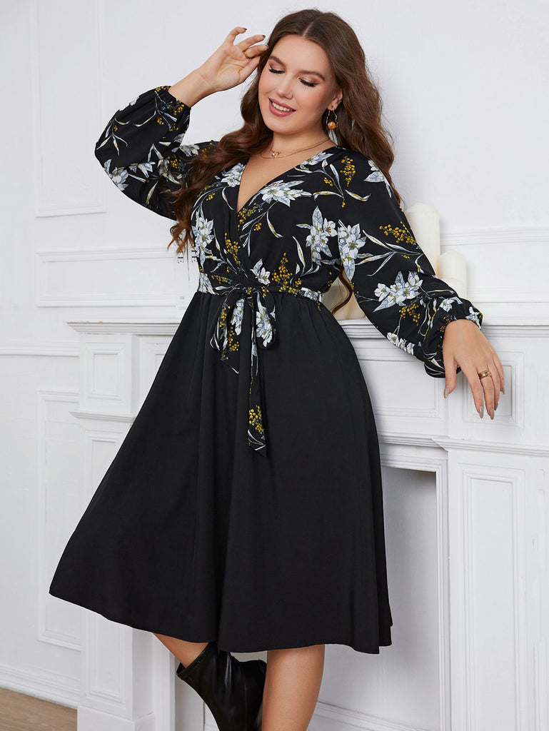Robe patchwork grande taille noire à fleurs à col en V des années 1950