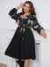 Robe patchwork grande taille noire à fleurs à col en V des années 1950