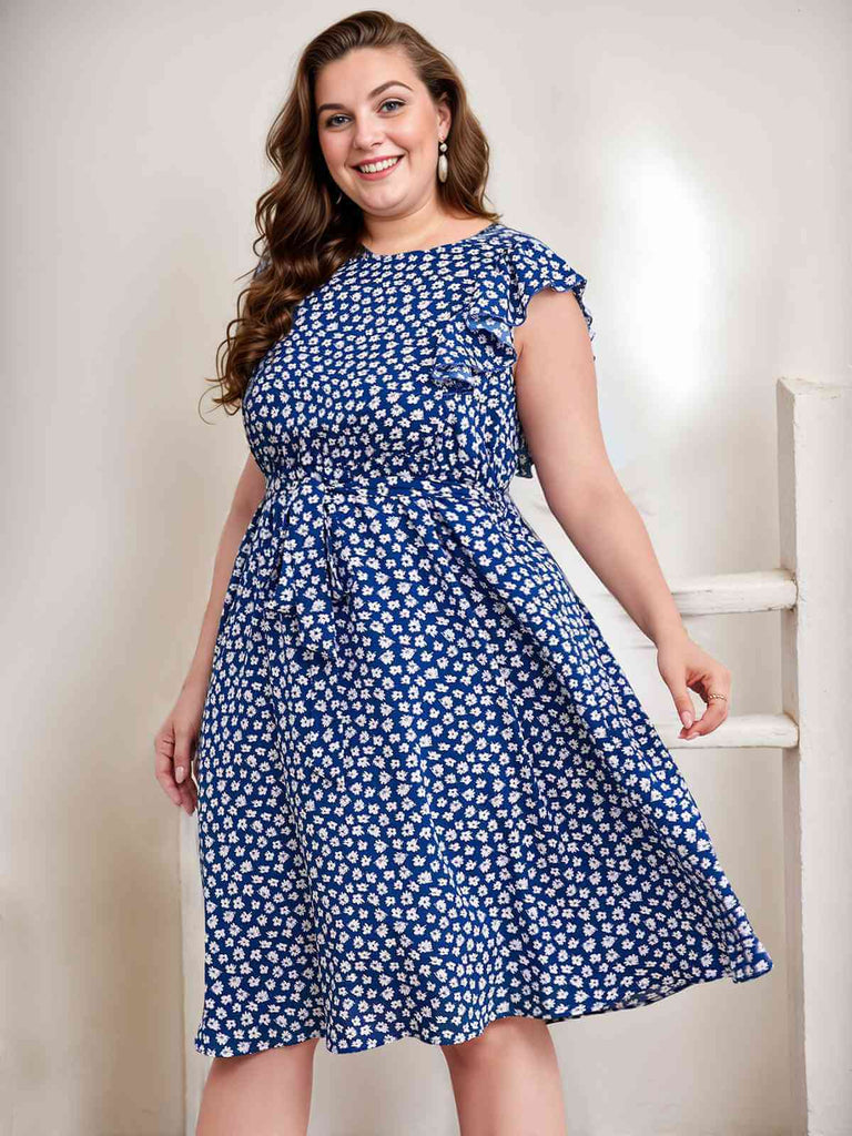 Robe bleue à manches à volants et taille plus florale des années 1950